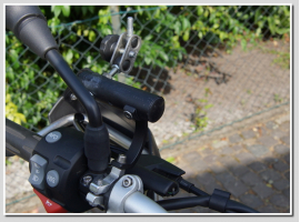 Befestigung der Motorrad (Sport)kamera für BMW F800 GS am Lenker.